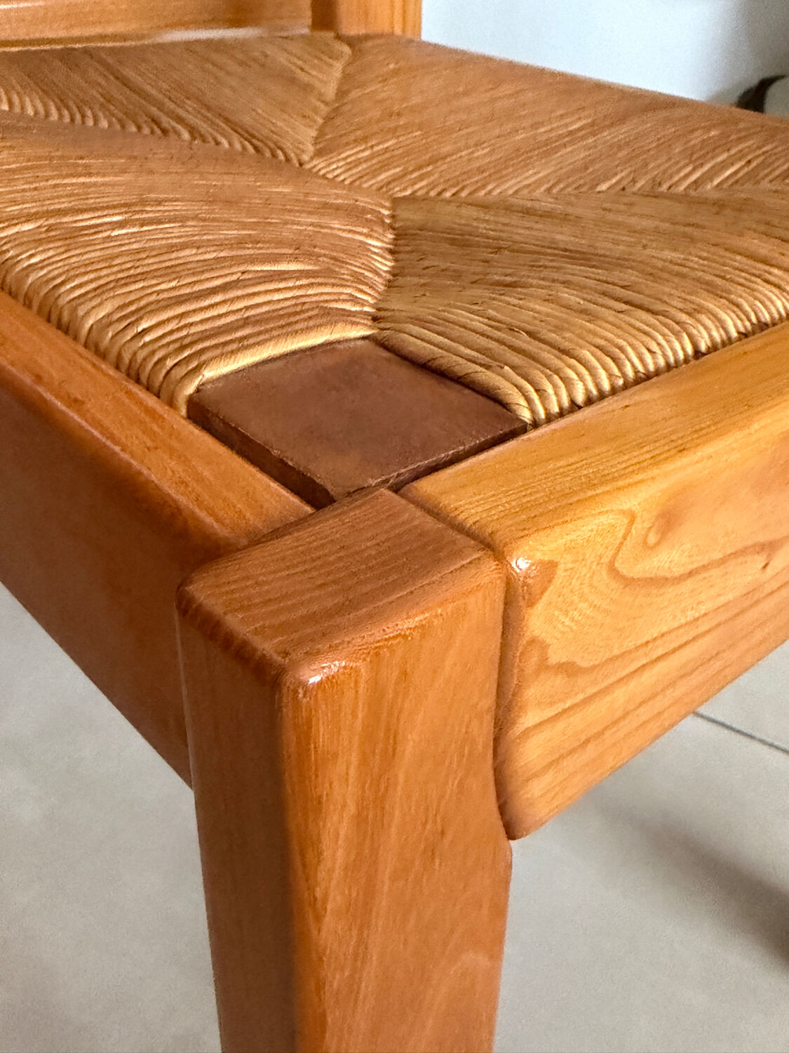 Pair of solid elm chairs with straw – Maison Regain, here