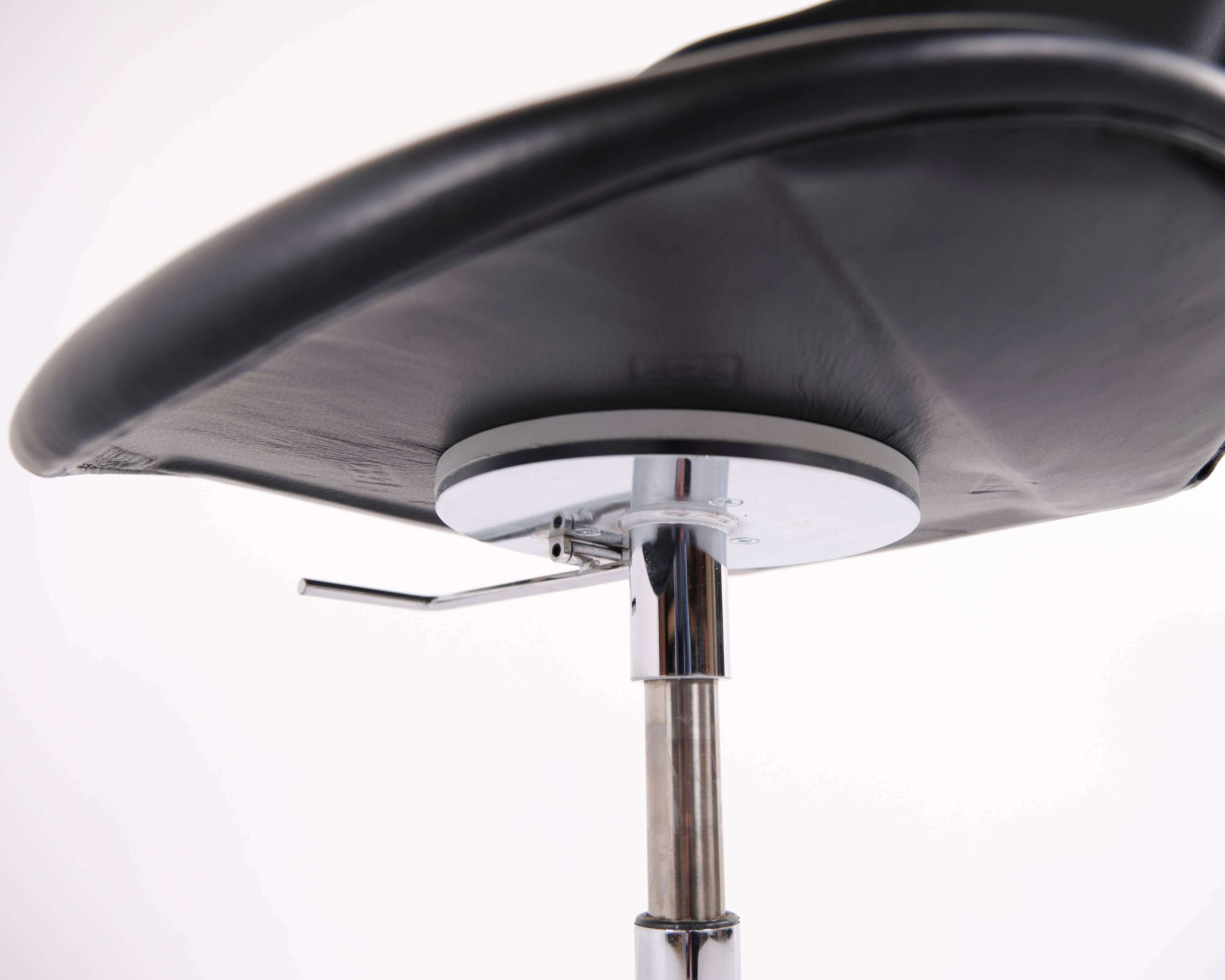 Seven office chair - Model 3117 - Black leather - Swivel function - Arne Jacobsen - Fritz Hansen