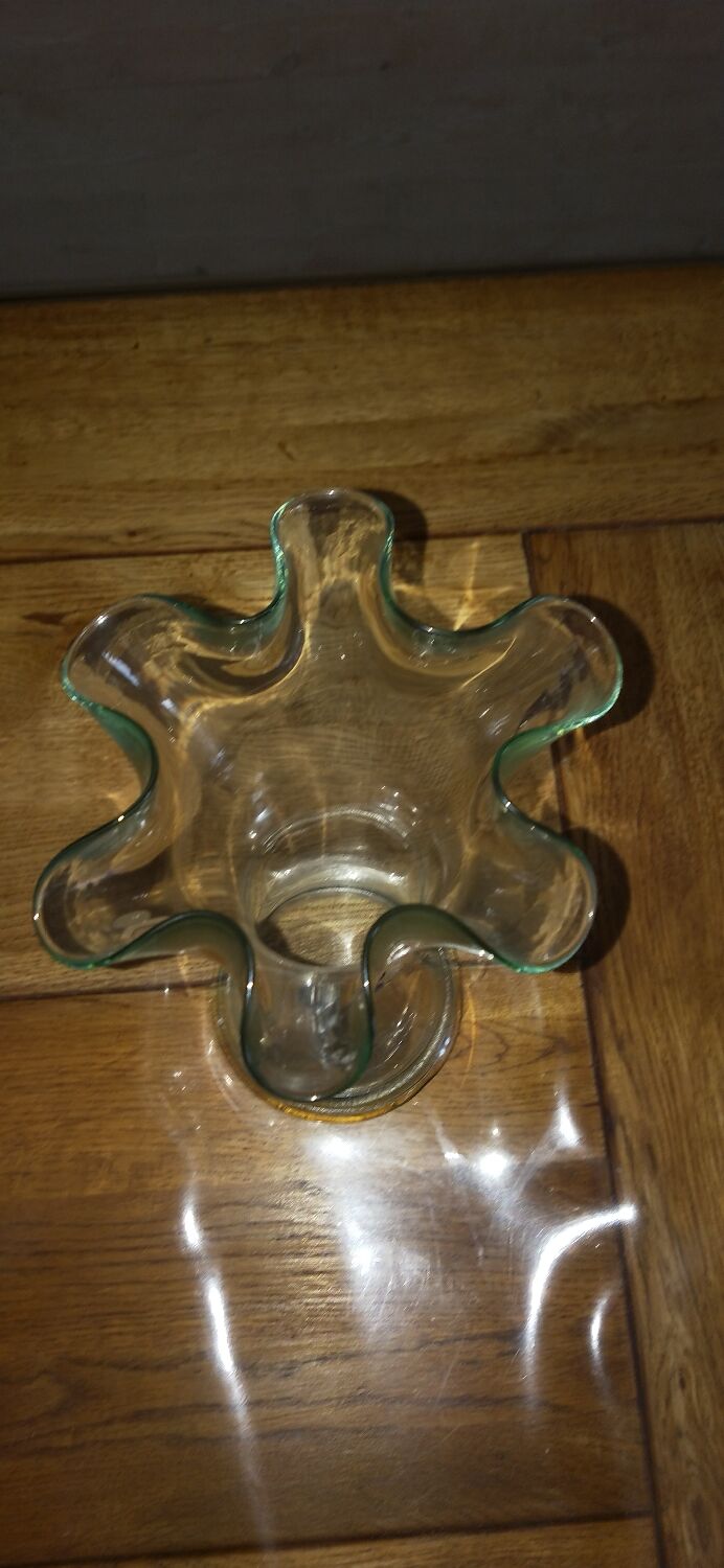 Vase en verre décor floral étain