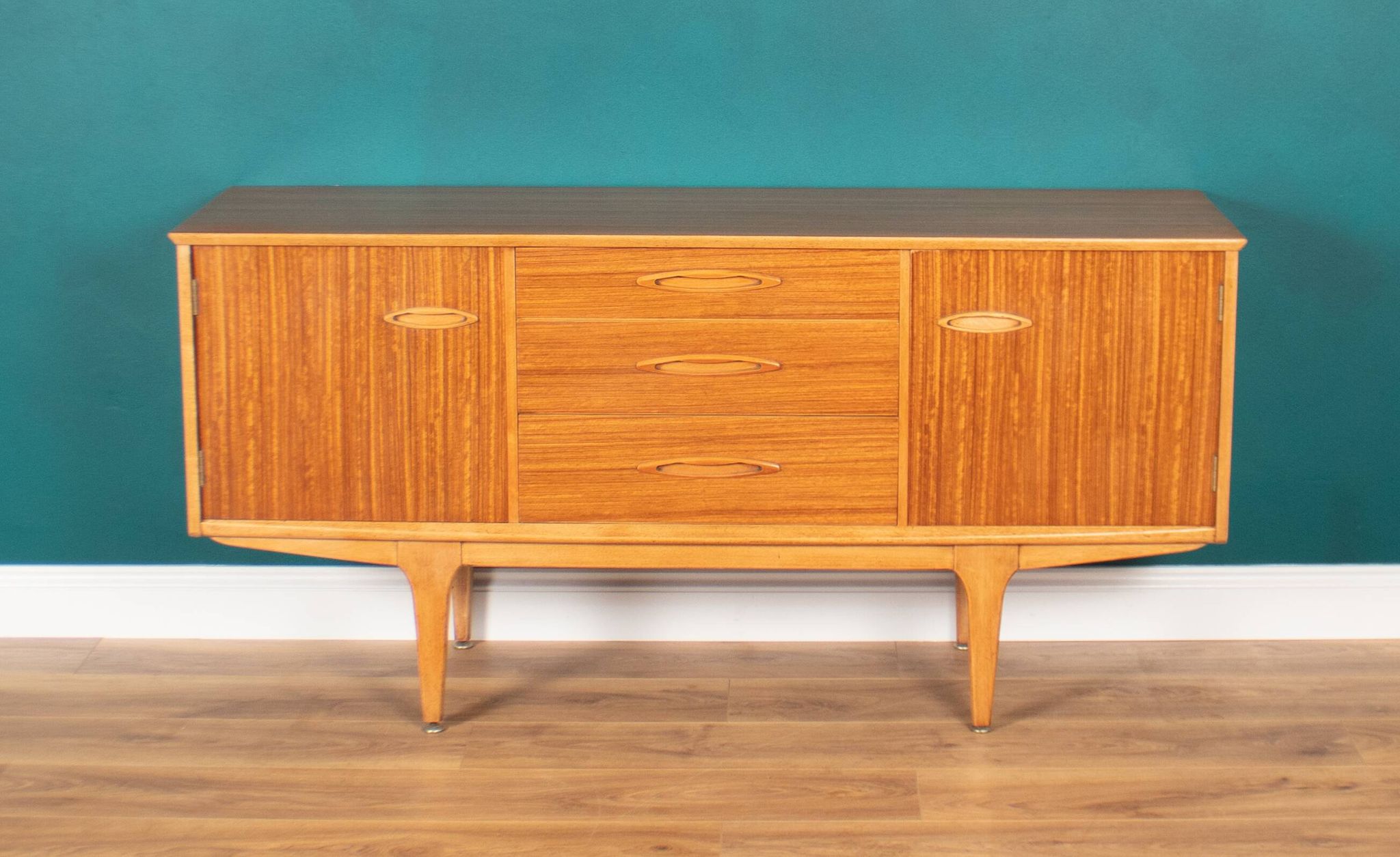 Buffet moyen Jentique Mid Century en noyer rétro des années 1960