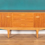 Buffet moyen Jentique Mid Century en noyer rétro des années 1960