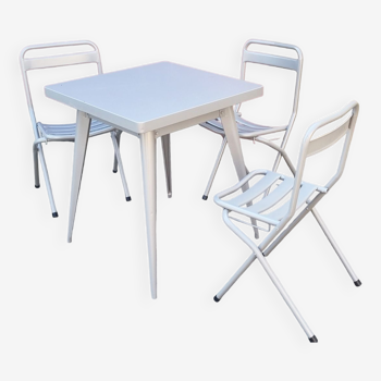 Table tolix, design indus, et ses 3 chaises pliantes, dessinés par xavier pauchard