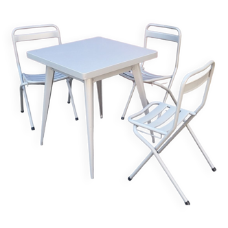 Table tolix, design indus, et ses 3 chaises pliantes, dessinés par xavier pauchard