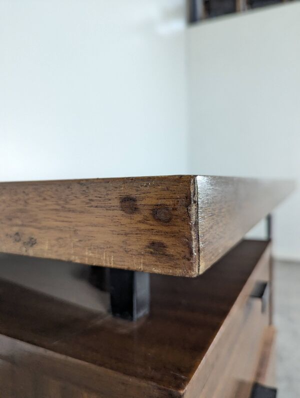 Bureau à caisson de Jacques Hitier édité par Charron