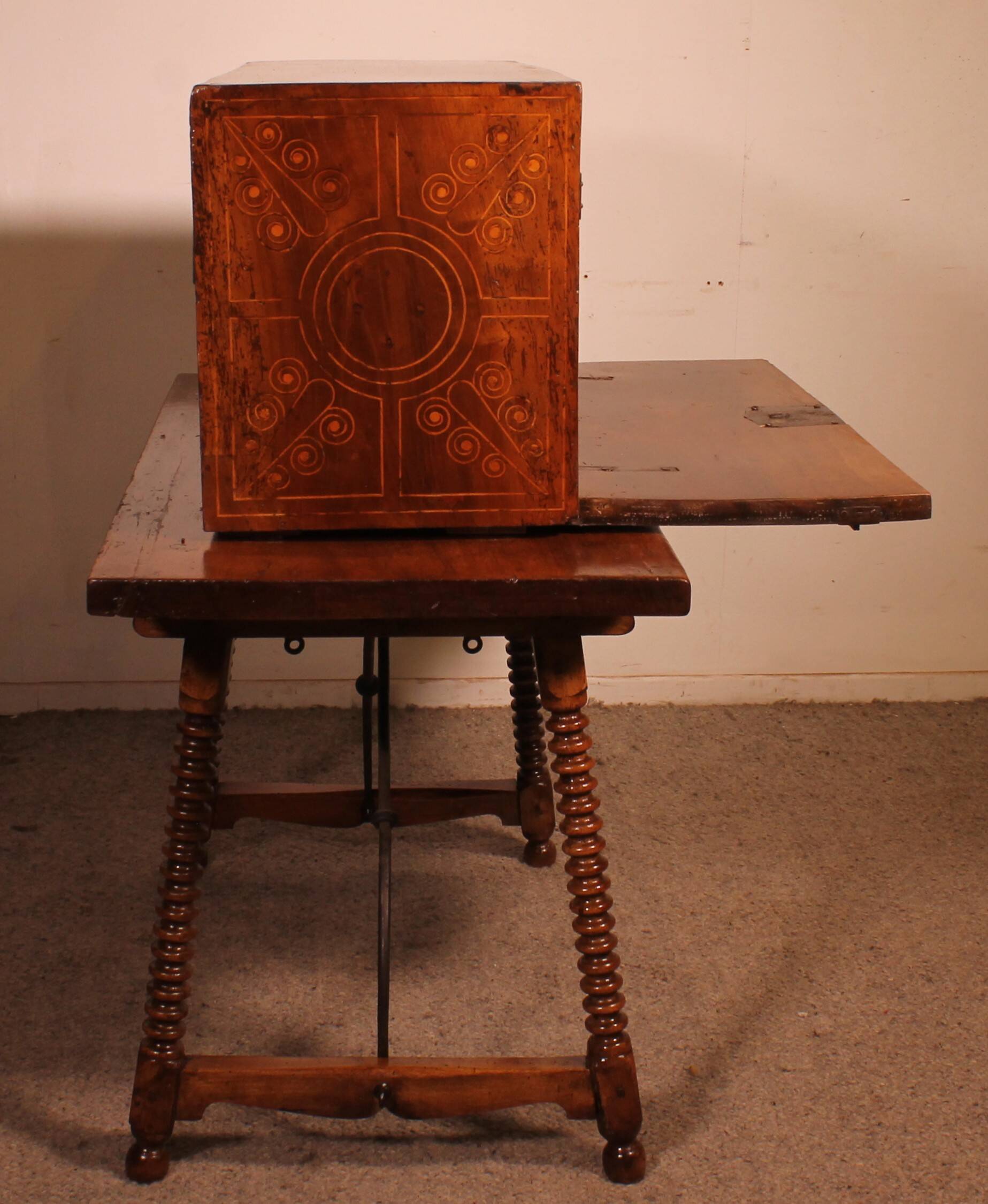 Renaissance Bargueno in Walnut and Fruitwood Marquetry - 16th Century
