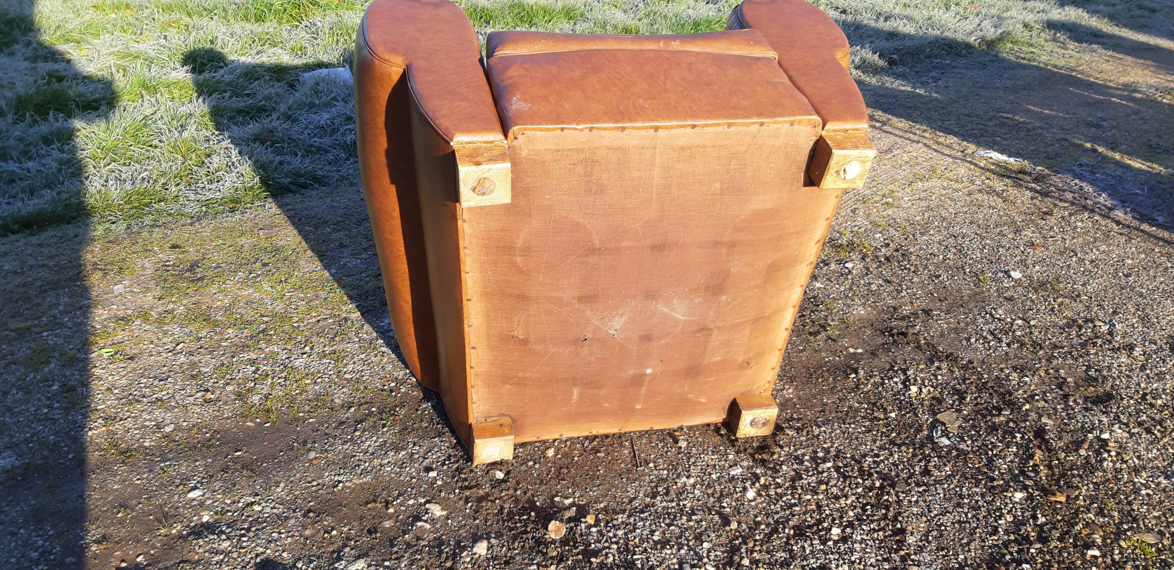 Fauteuil club des années 30 en simili cuir