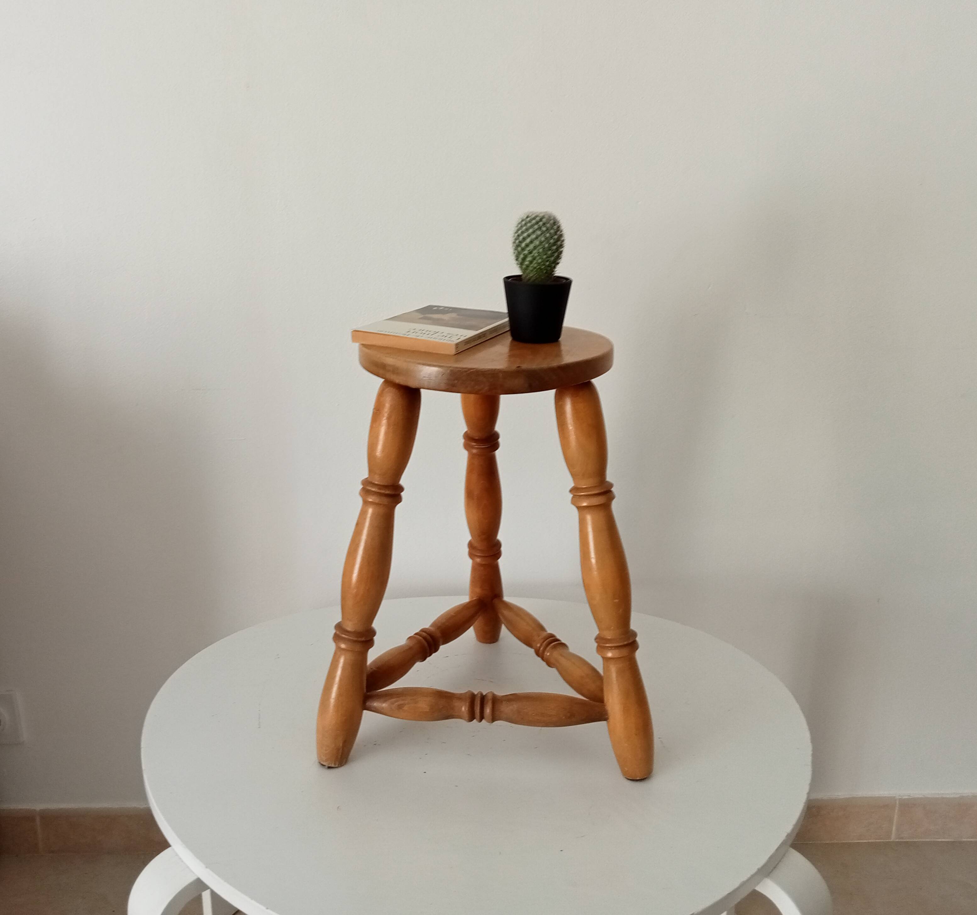 Vintage tripod stool in beech wood.