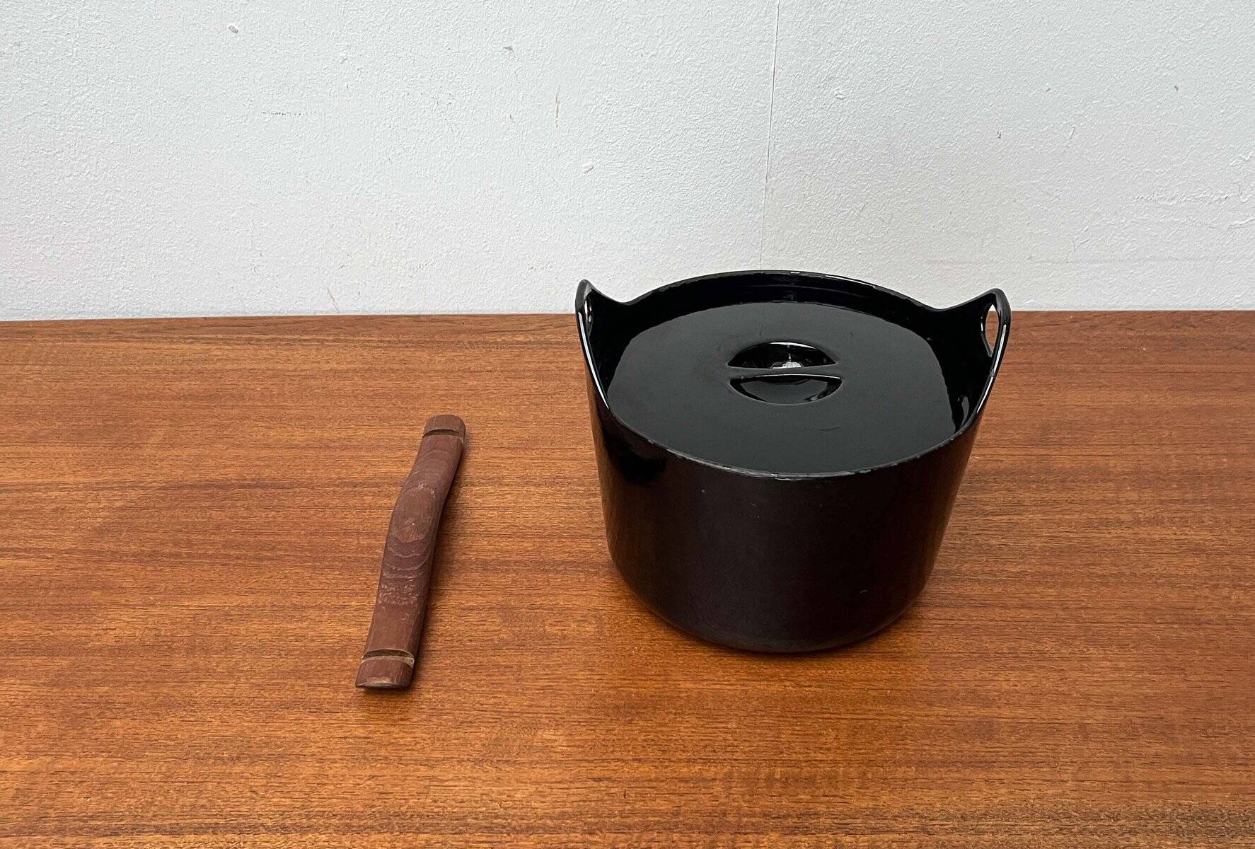 Black enamelled cast iron pot with a teak handle in mid-century style by Timo Sarpaneva for Rosenlew of Finland, 1960s.