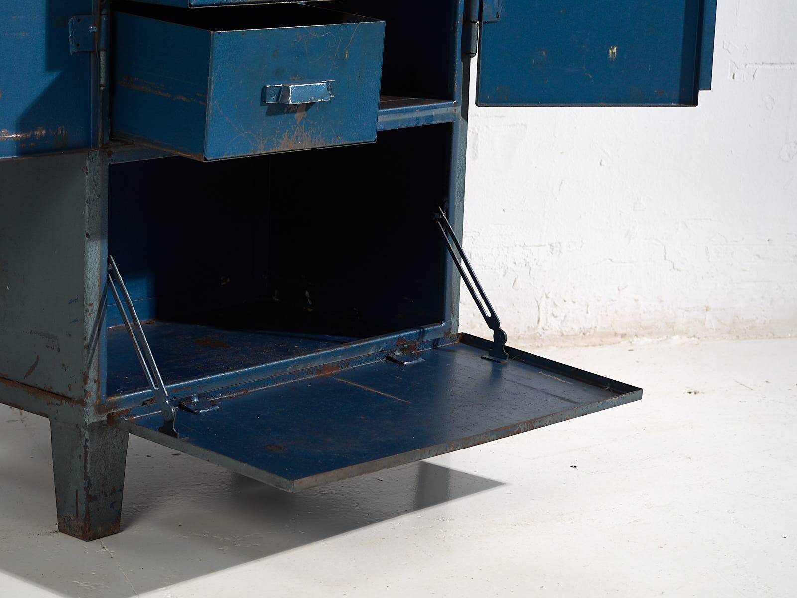 Armoire de style industriel à patine bleue (c.1950)