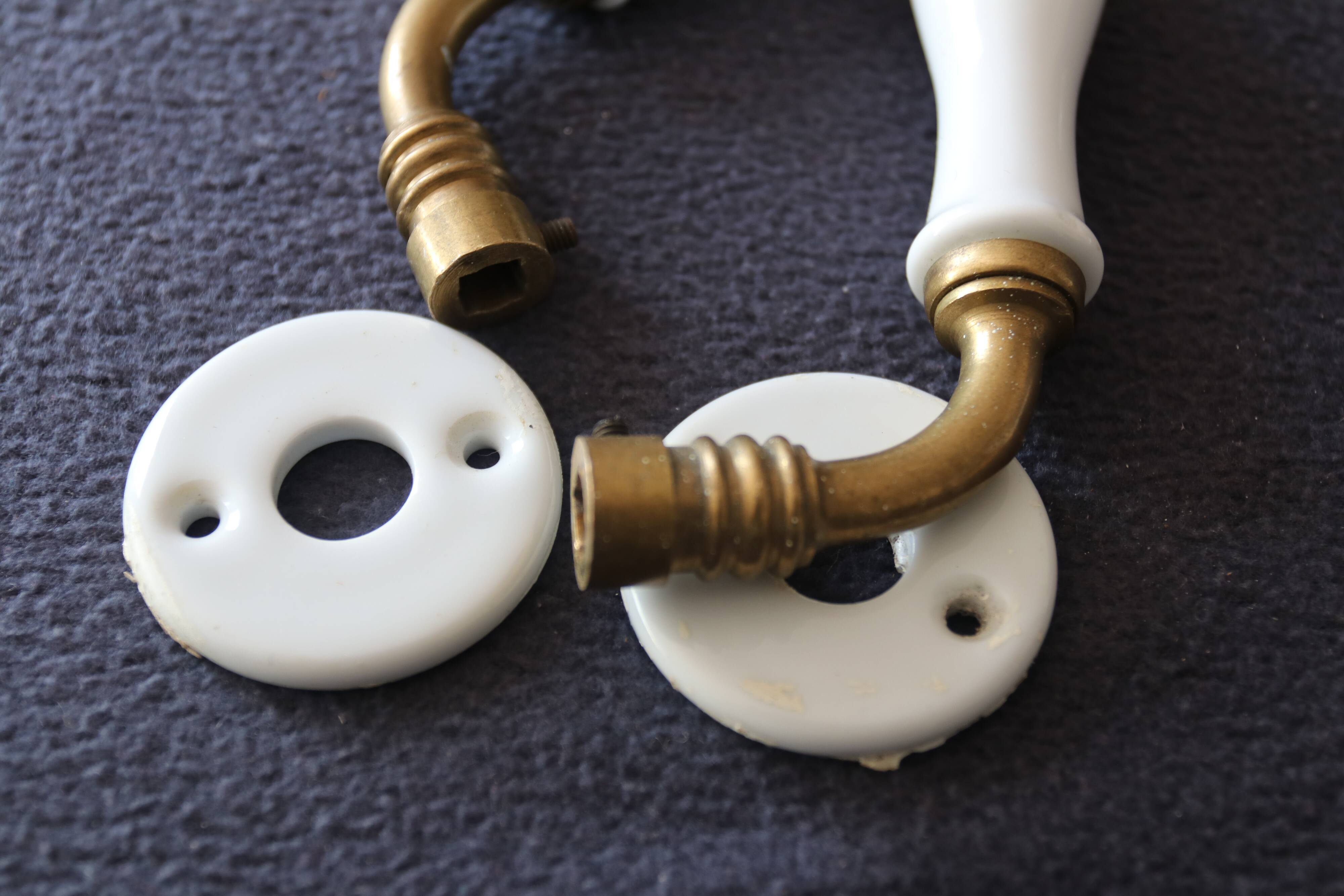 Set of two porcelain door handles with two rosettes