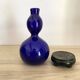 Vase opaline bleue, socle bois