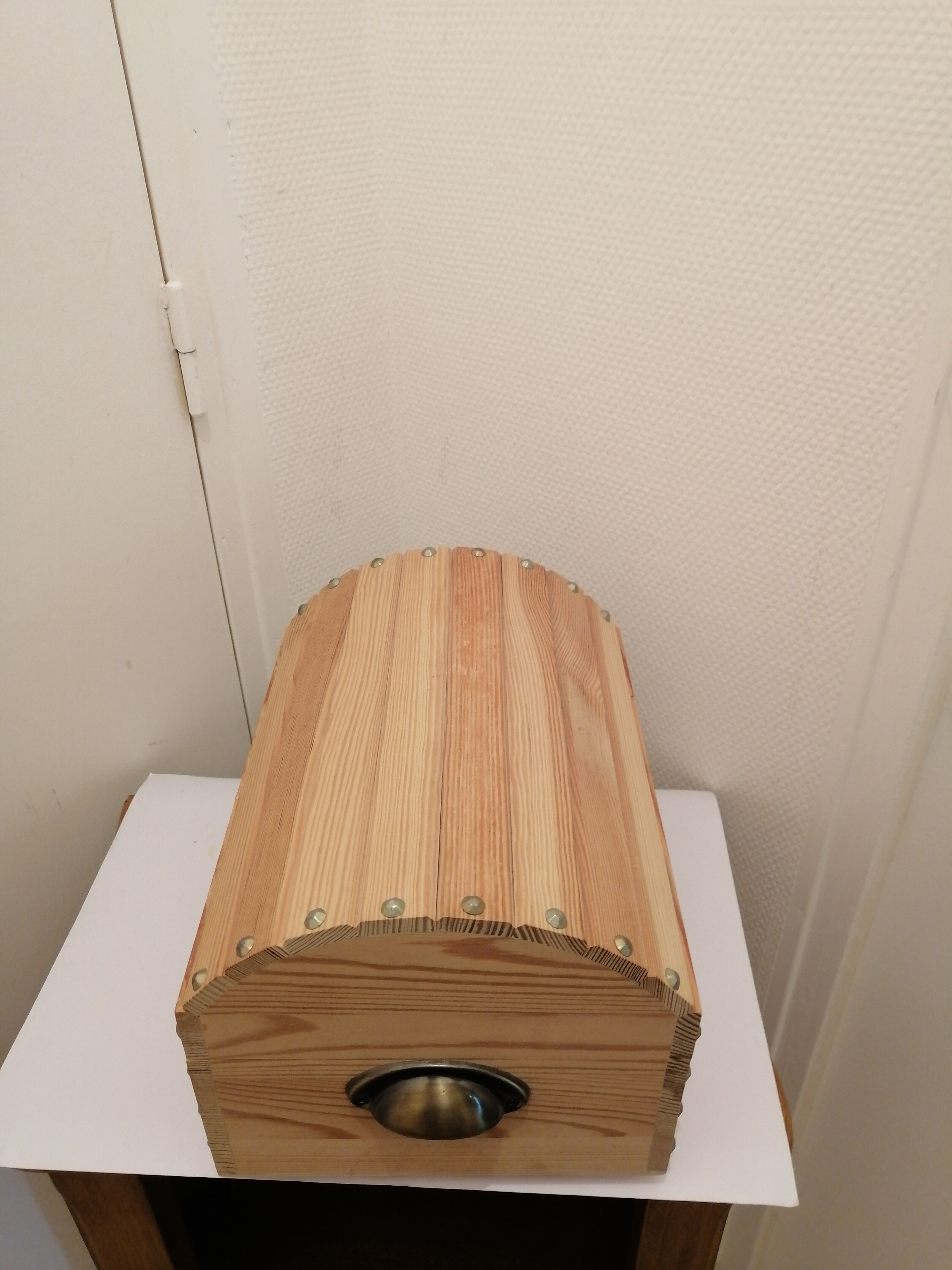 Coffre a trésor en bois dessus bombe