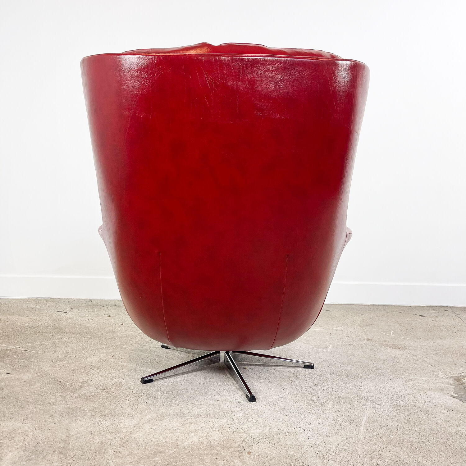 Vintage design tufted red sky leather lounge egg chair 1970s