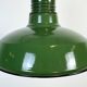Lampe à suspension industrielle en émail vert, années 1960