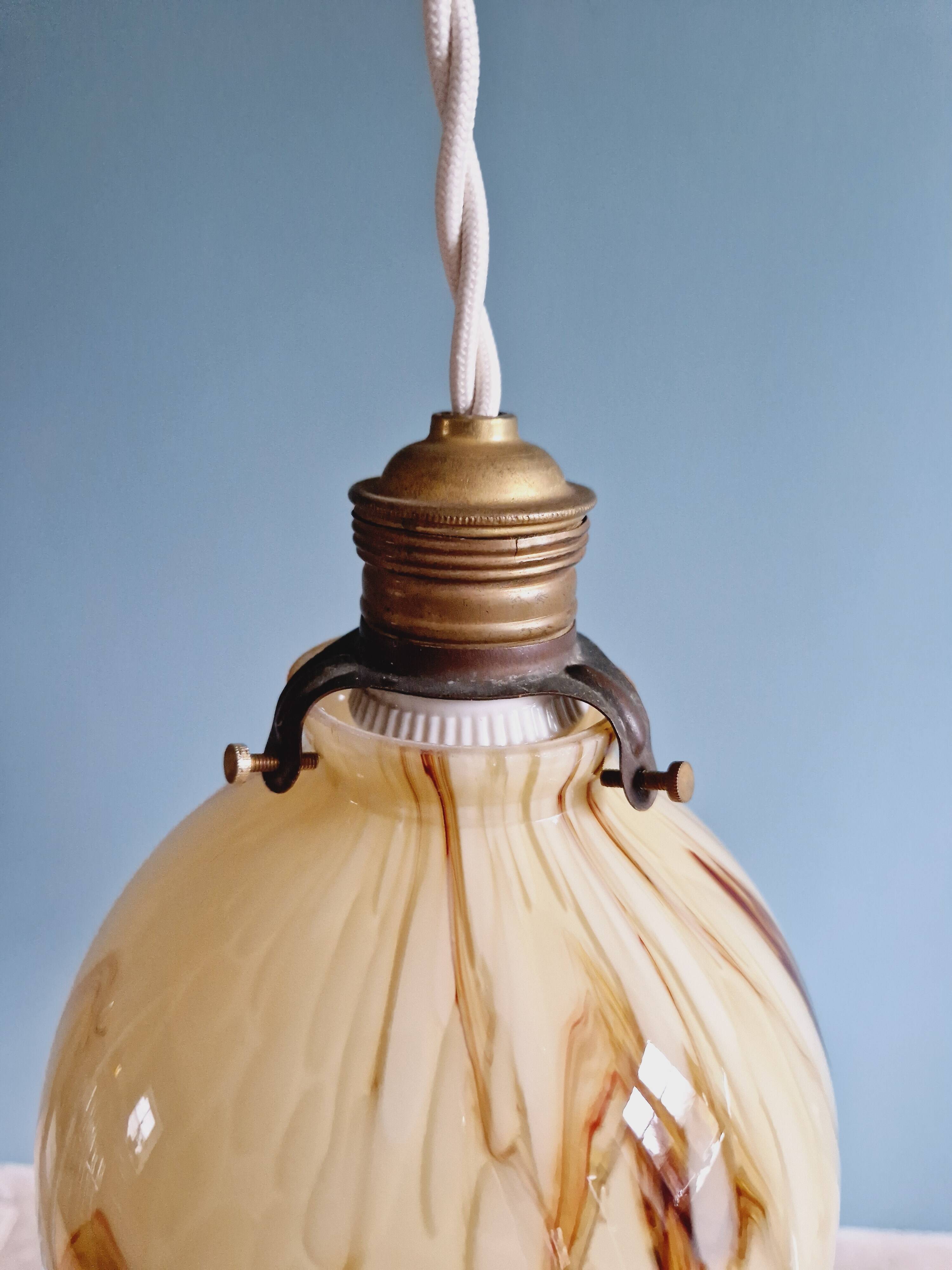 Duo de suspensions Art Déco en opaline marbrée, années 1920-30