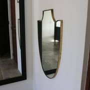 Miroir écusson Mid-Century en laiton, Italie 1950-60