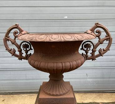 Jardinière en fonte avec piédestal