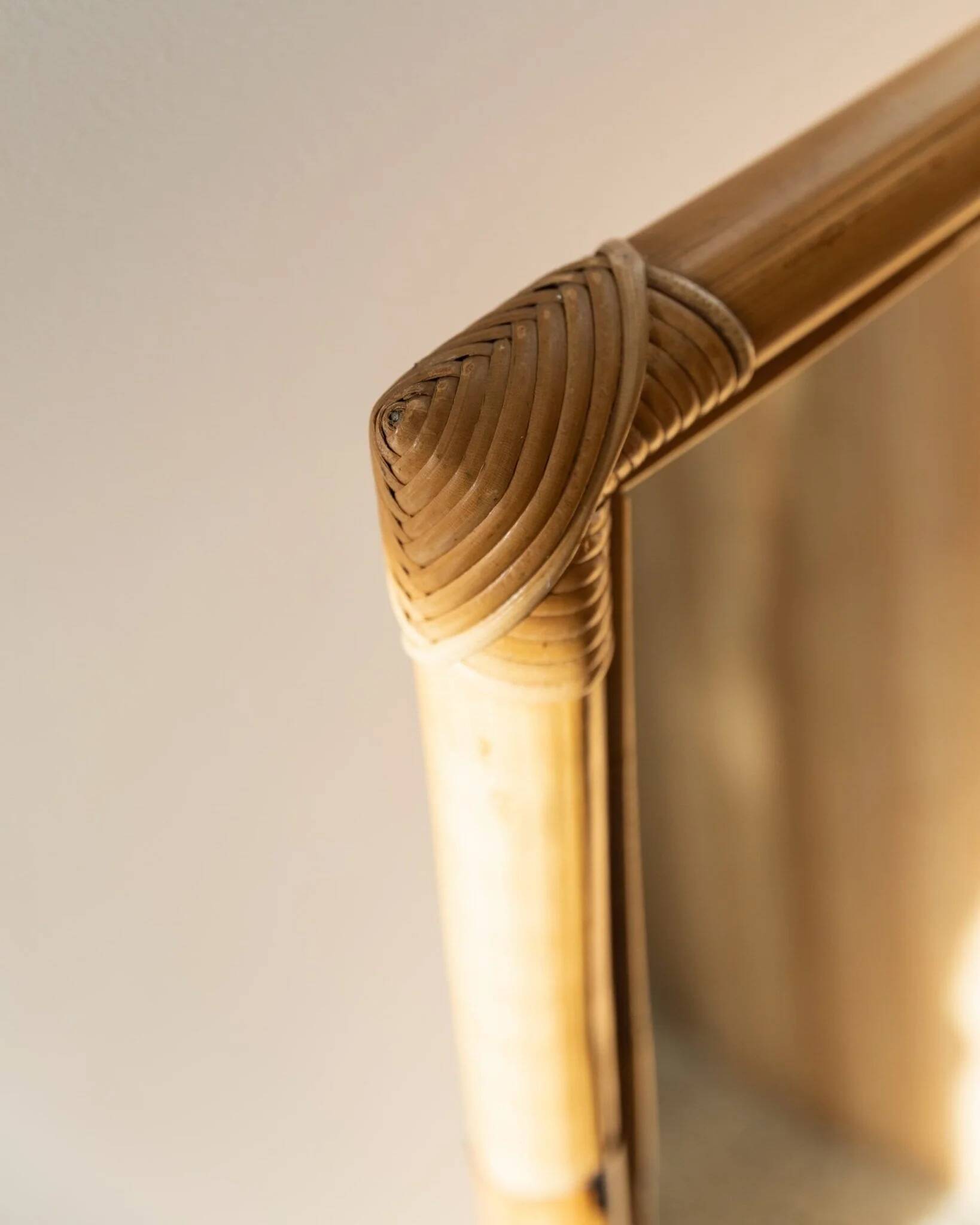 Miroir mural en bois de bambou XL en teinte miel naturel, fabriqué en Italie, vintage des années 1940, style mid-century.
