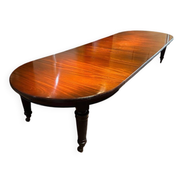 Très grande table à manger ancienne