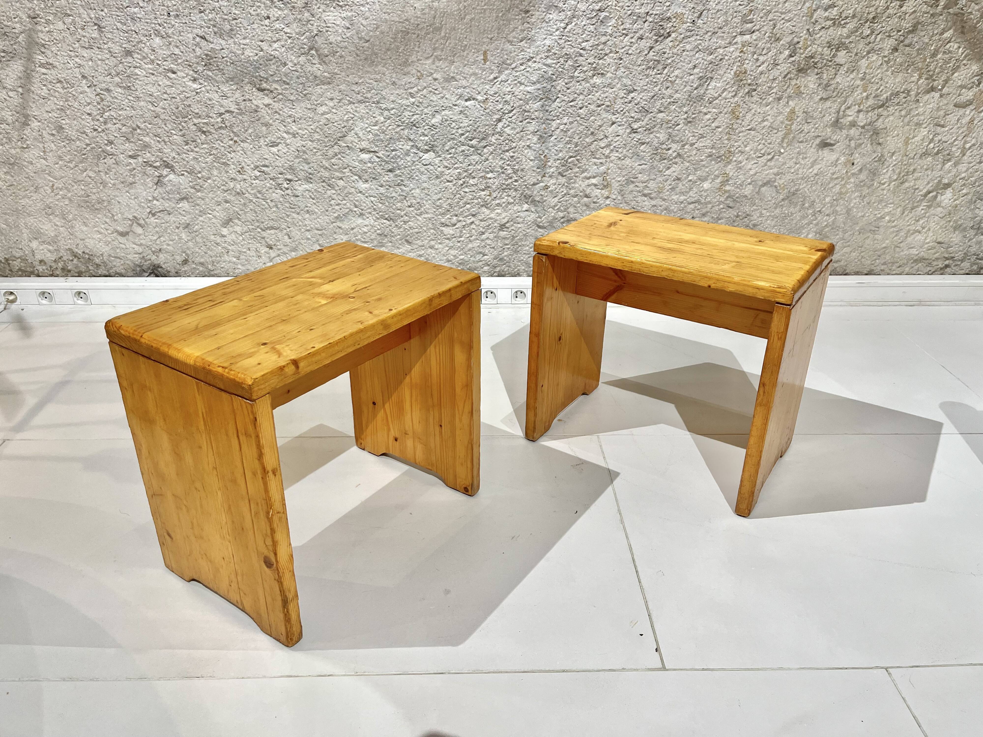 Set of 2 pine stools model "les Arcs"