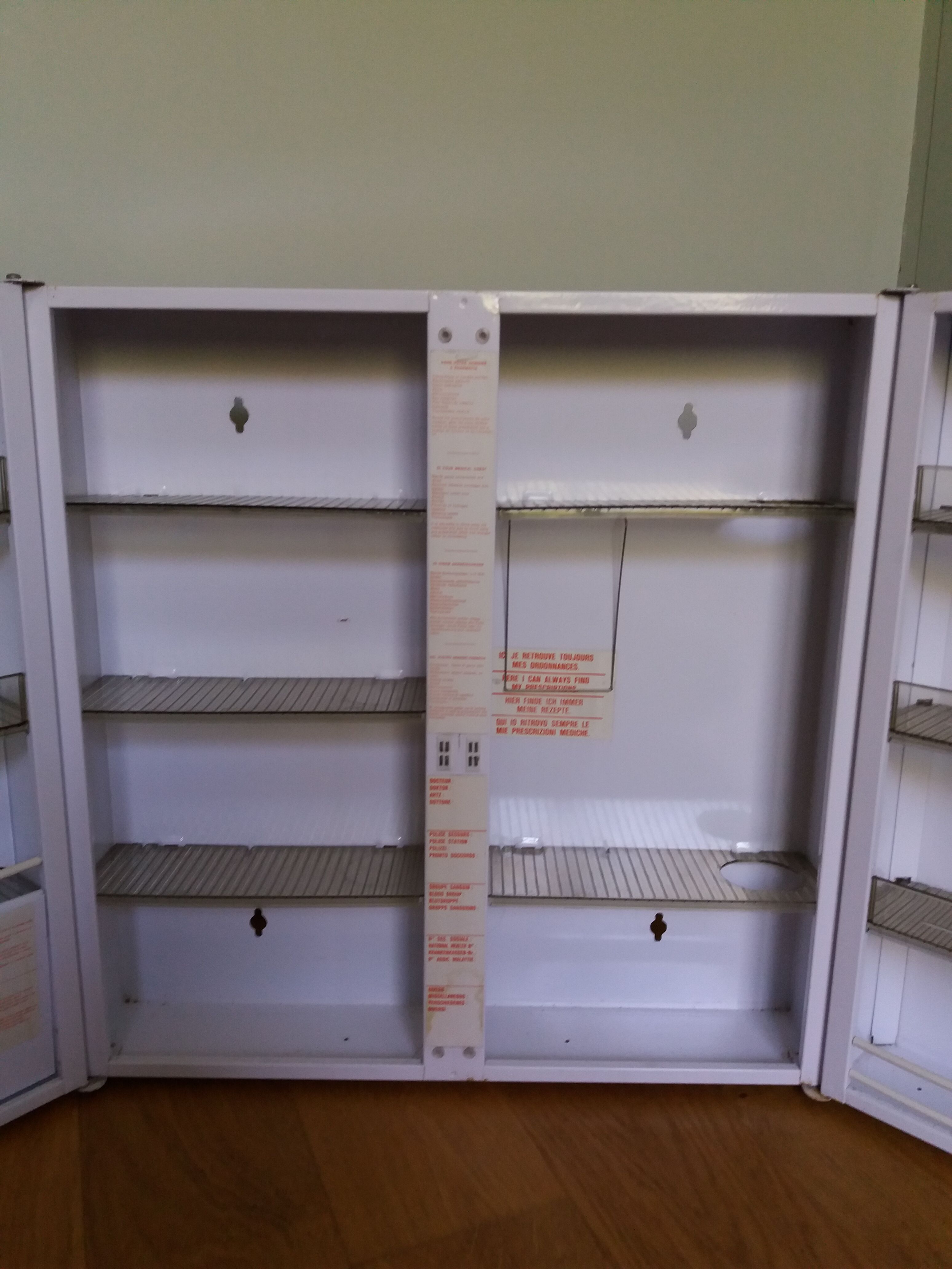 Armoire à pharmacie en métal laqué blanc