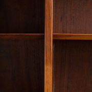 Bibliothèque basse en palissandre danois par Hundevad & Co, années 1960.