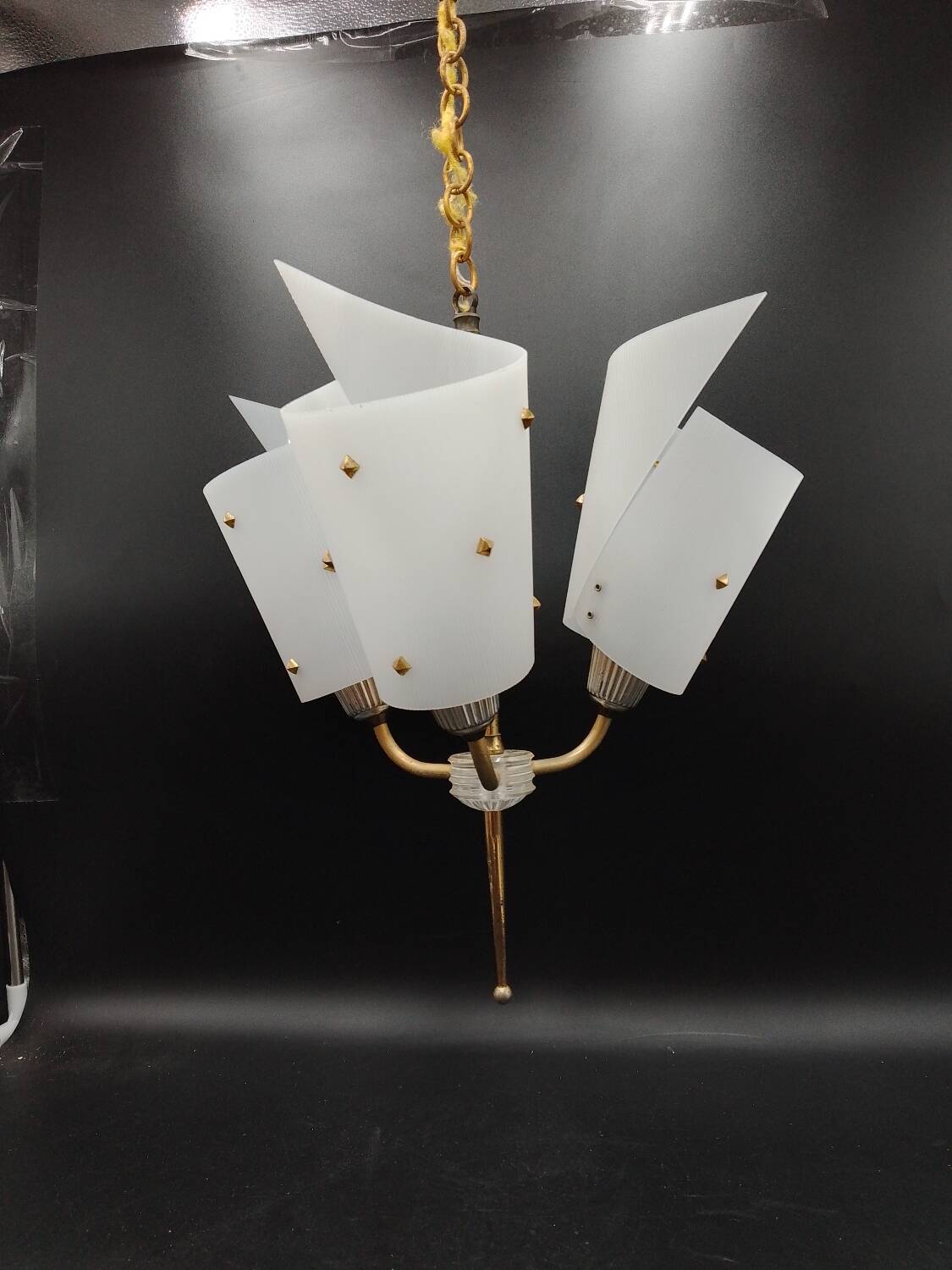 3-light chandelier in brass and plastic, 1960