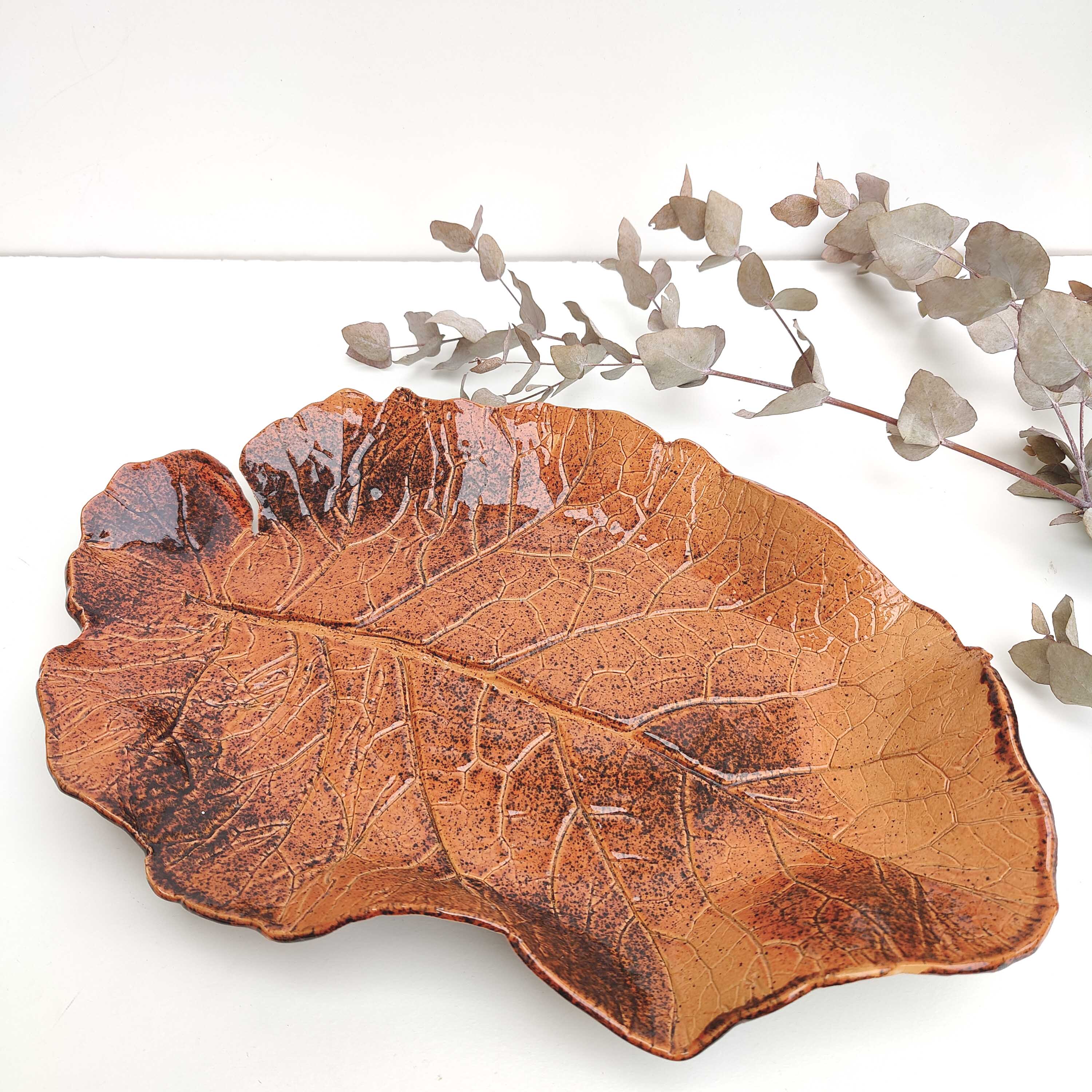 Fruit dish or cup shaped leaf terracotta