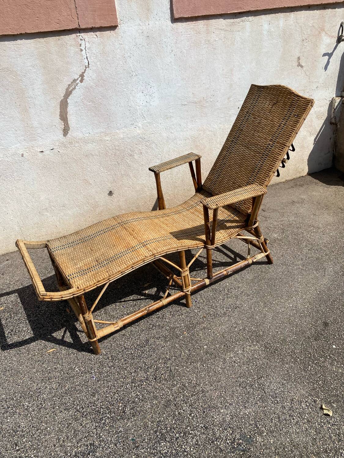 Wicker lounge chair