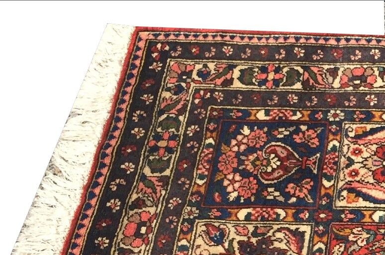 Oriental carpet Bakthiar Persian Iran: 1.07 X 1.40 meters.