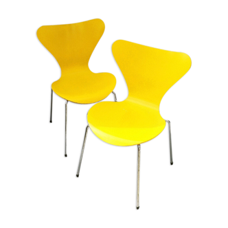Pair of chairs Arne Jacobsen for Fritz Hansen edition 2001 yellow clove