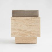 Tabouret cubique en travertin avec coussin en velours