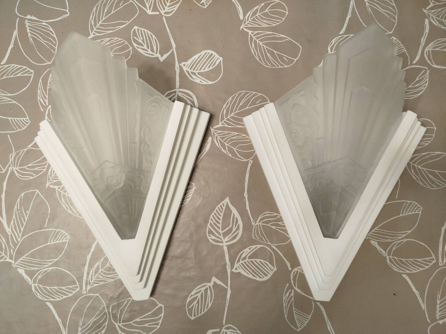 Pair of Art Deco wall sconces in plaster and pressed glass.