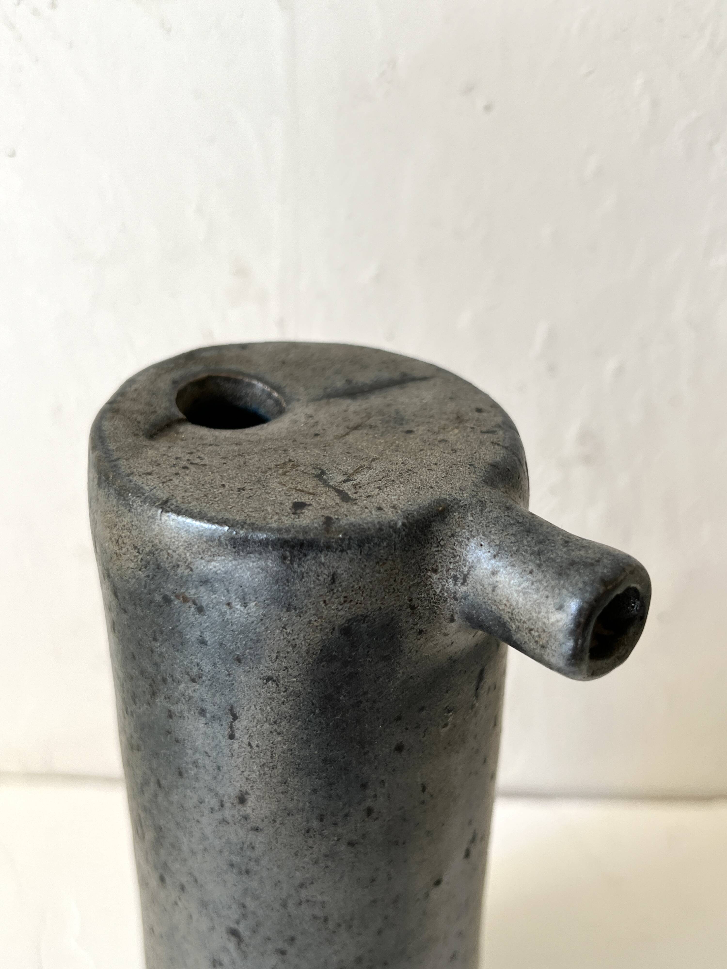 Vase / bouteille design en céramique émaillée noir bleu signé V. Goron