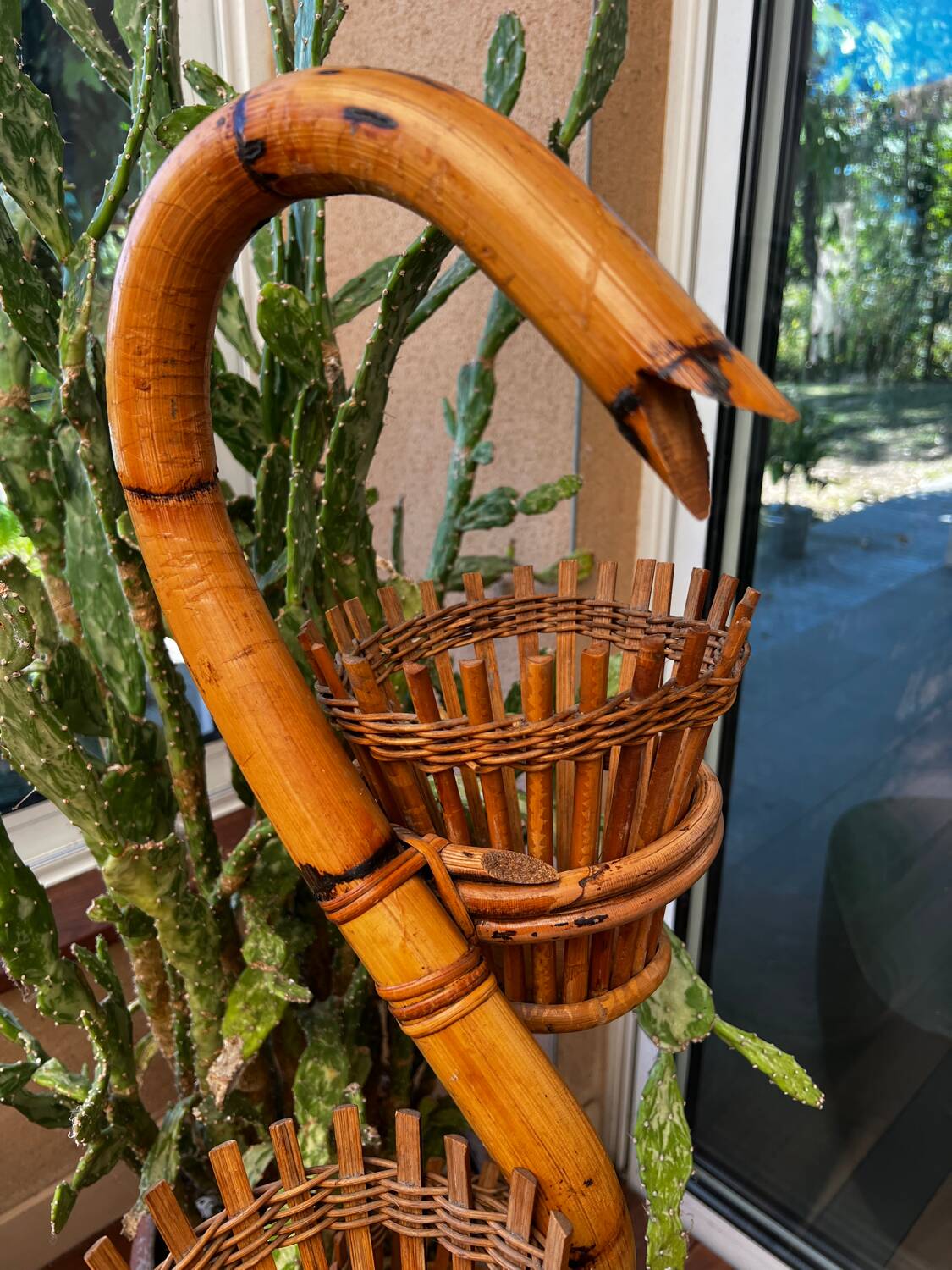 Rattan cobra plant holder