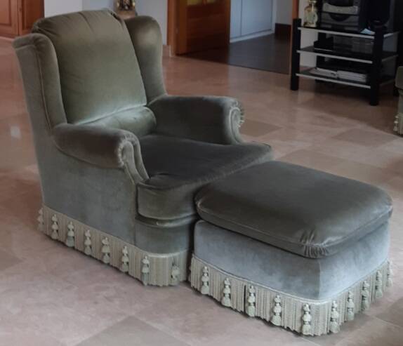Living room set consisting of 1 three-seater sofa, 2 armchairs, and 2 footrests.