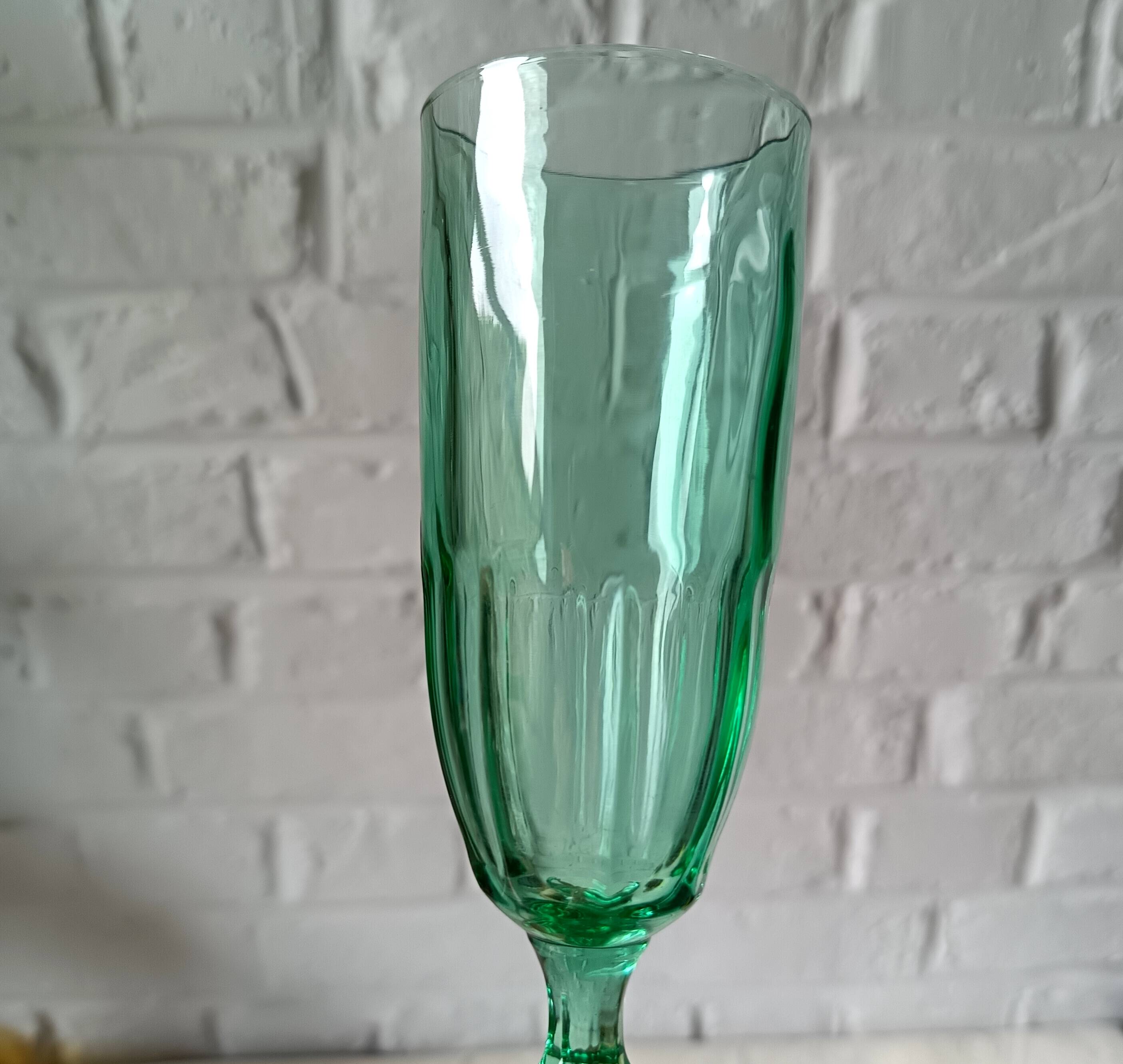 8 vintage emerald green glass champagne flutes