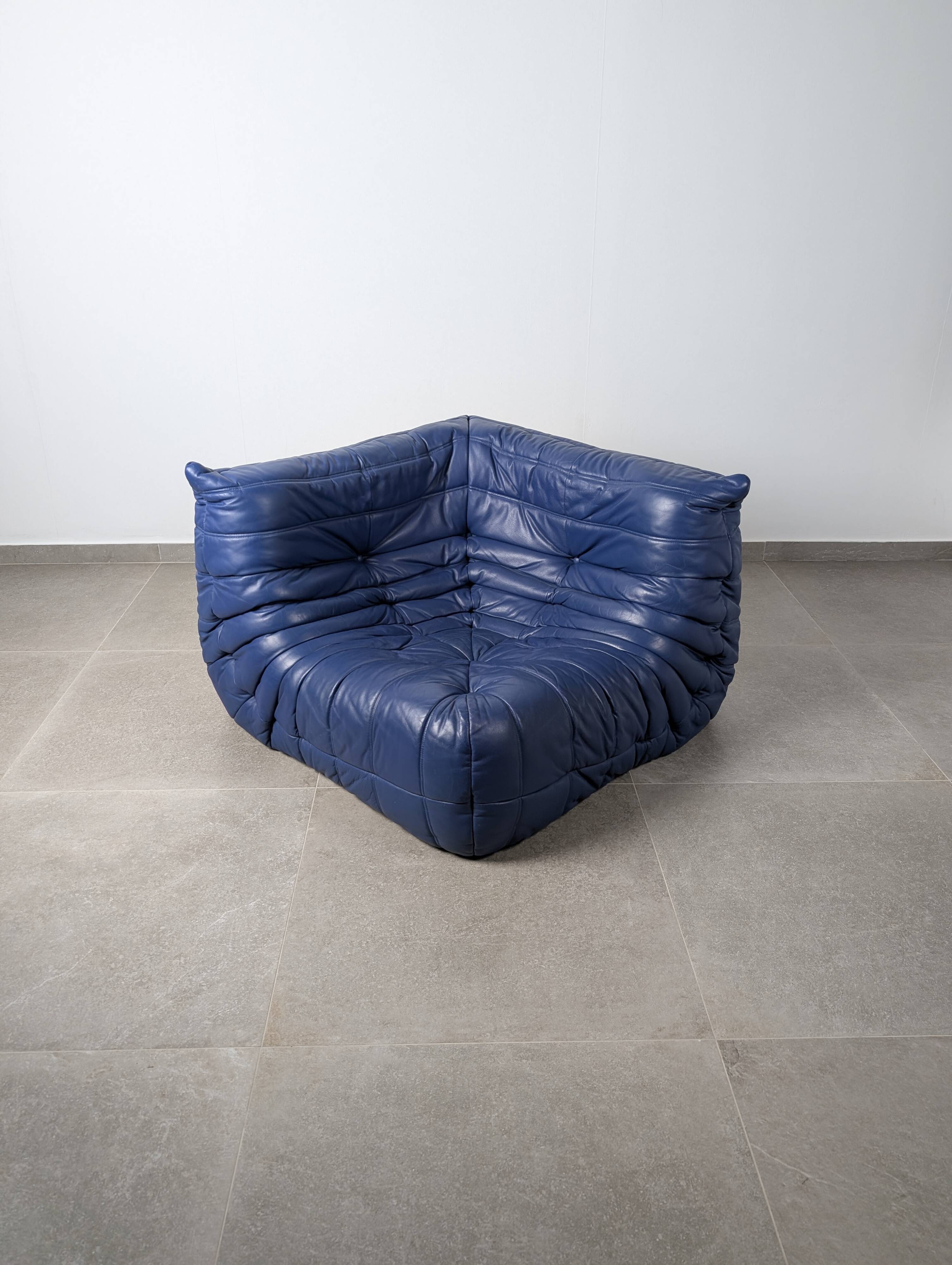 Canapé d'angle Michel Ducaroy Ligne Roset en cuir bleu Togo, France, années 1980