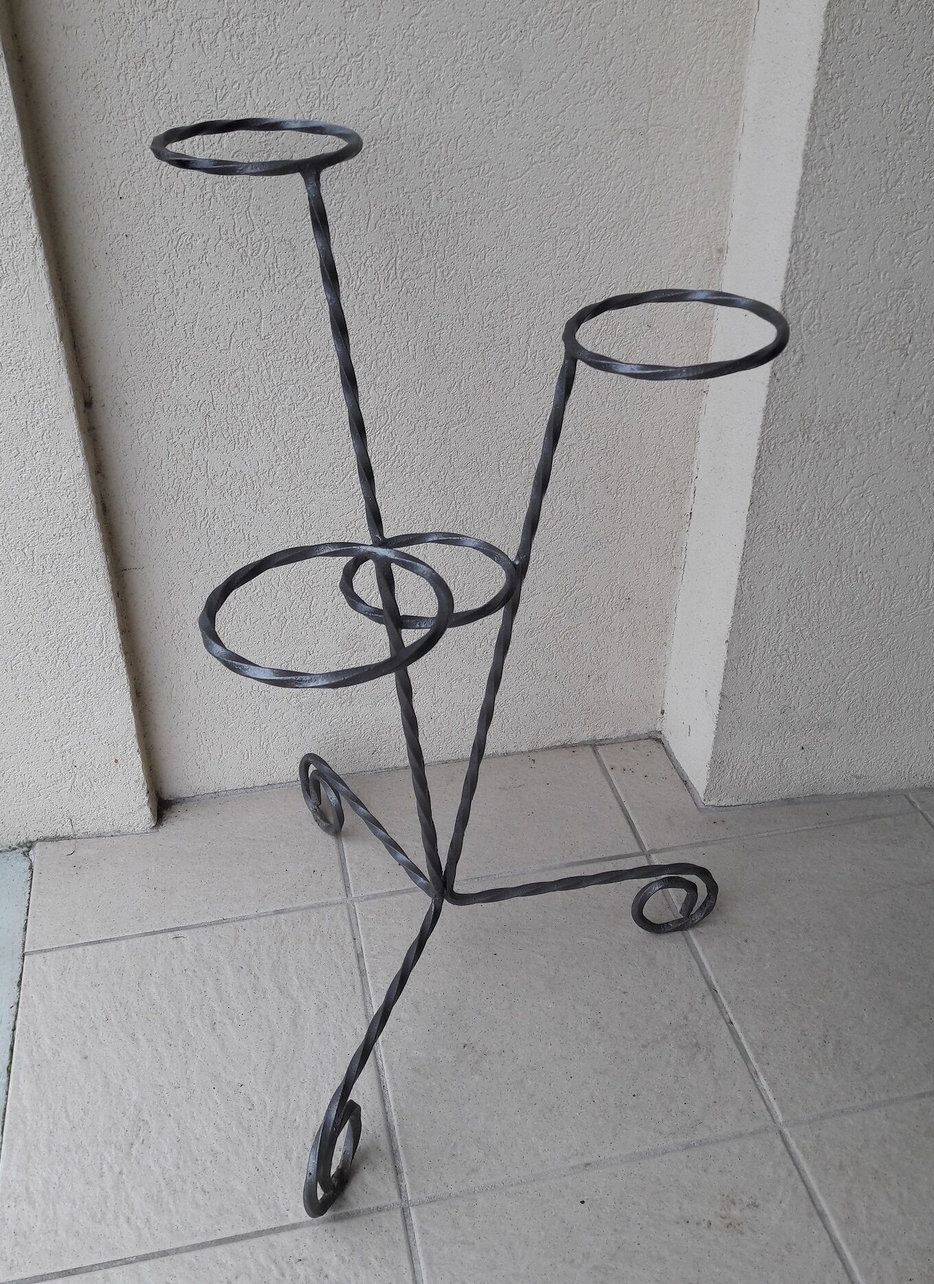 Porte-plante gris
