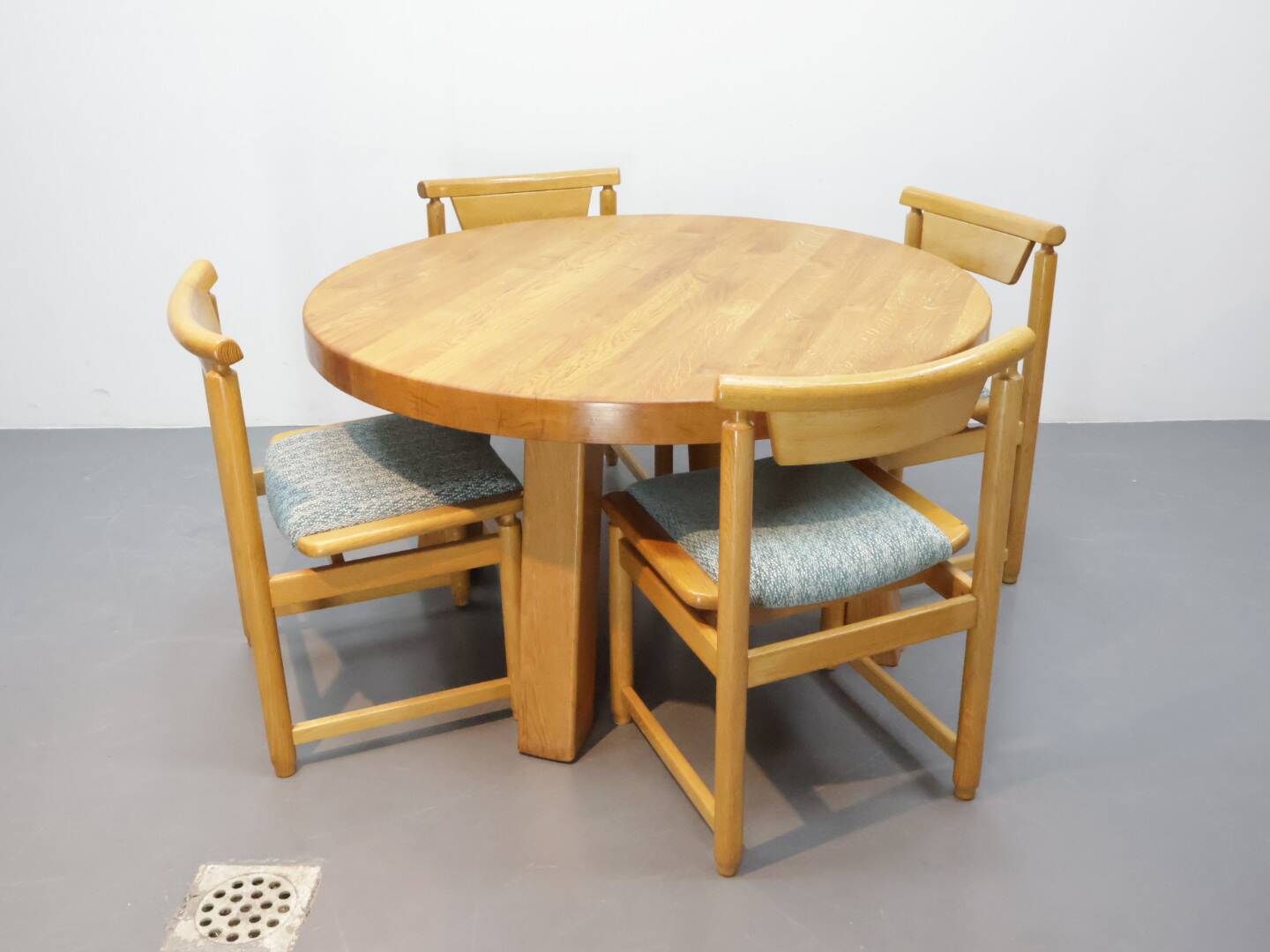 Brutalist eettafel massief eiken rond model