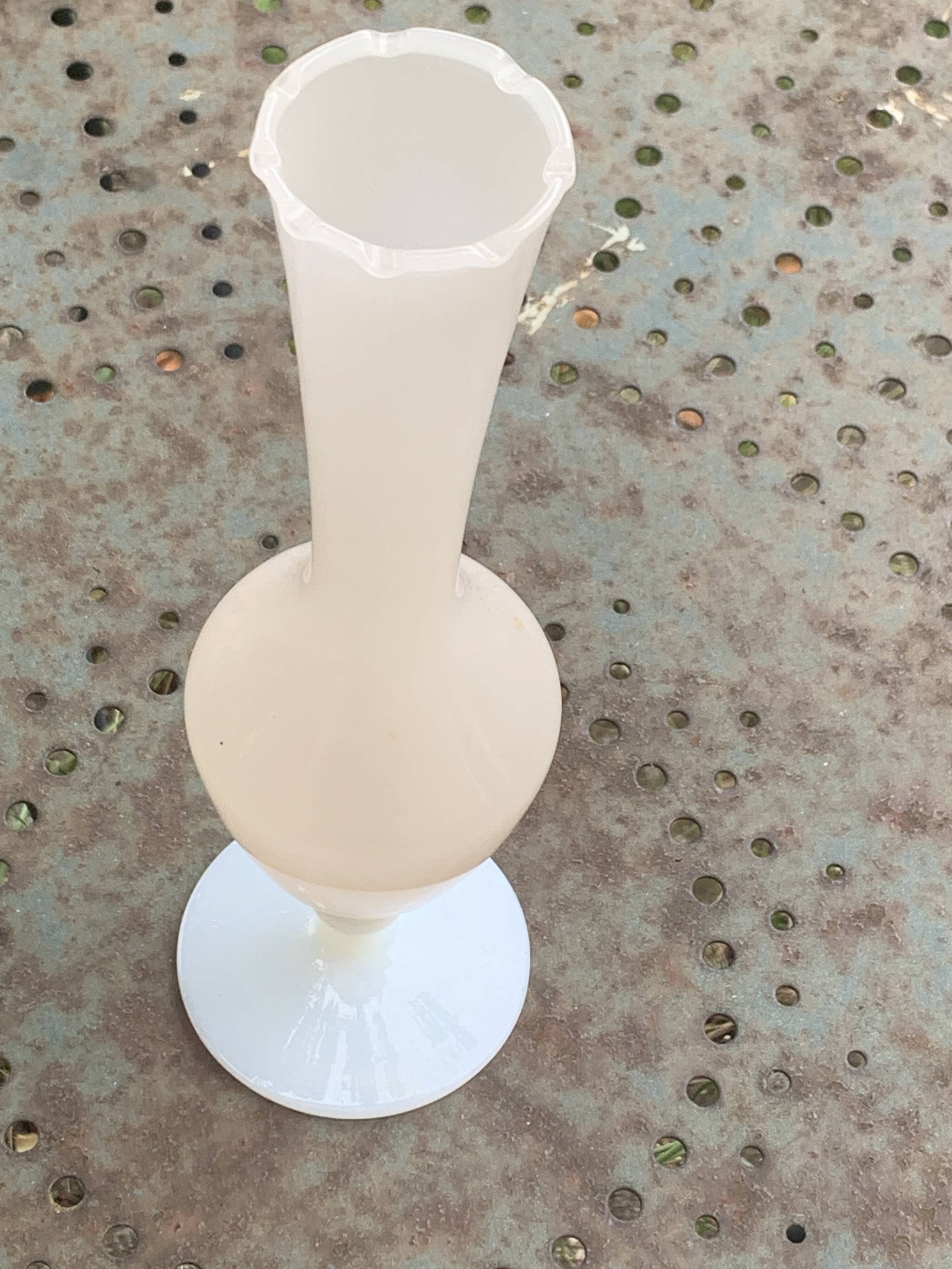 Soliflore vase in pink beige opaline and white base vintage and design