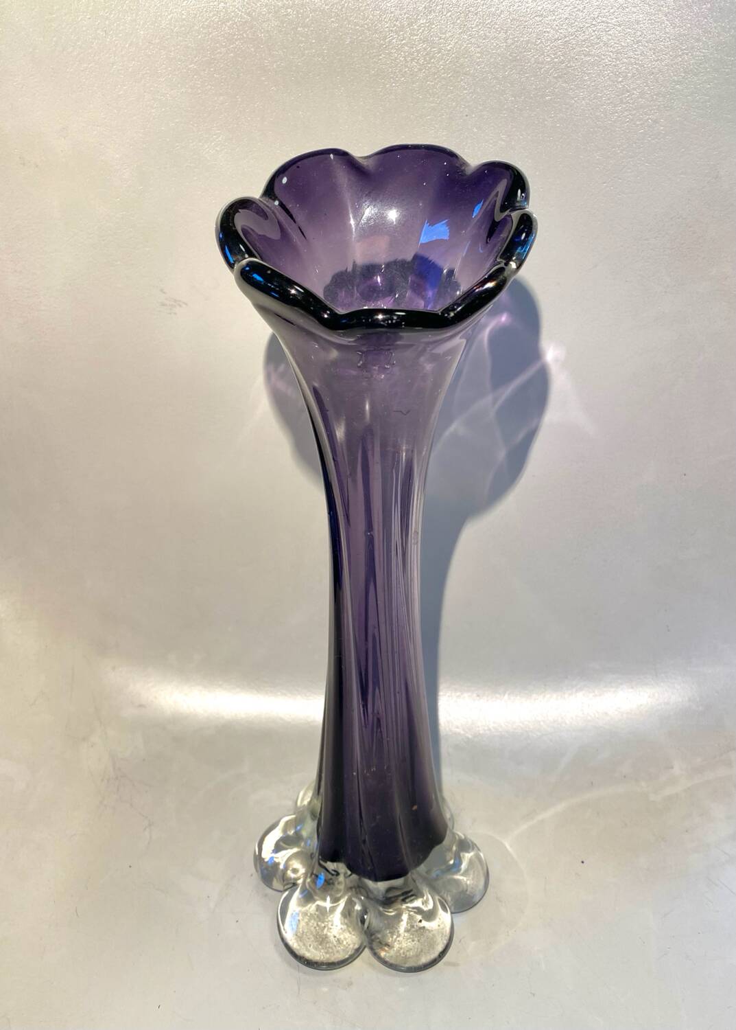 Vase en verre soufflé violet 70s