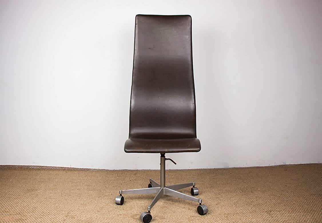 4 office chairs, in leather and aluminum, Oxford model by Arne Jacobsen.