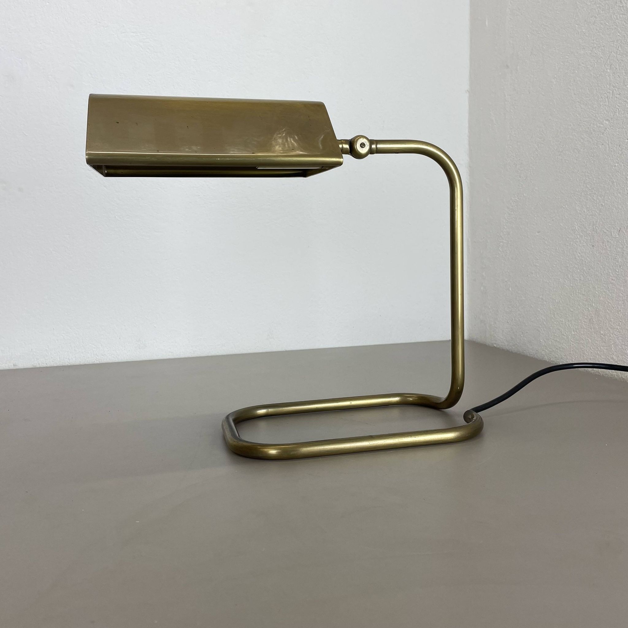 Lampe de table cubique moderniste en laiton et métal par Florian Schulz, Allemagne, années 1970