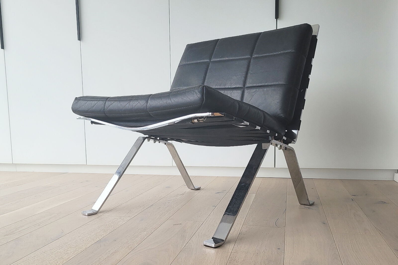 Pair of black leather loung chairs by Hans Eichenberger for Girsberger
