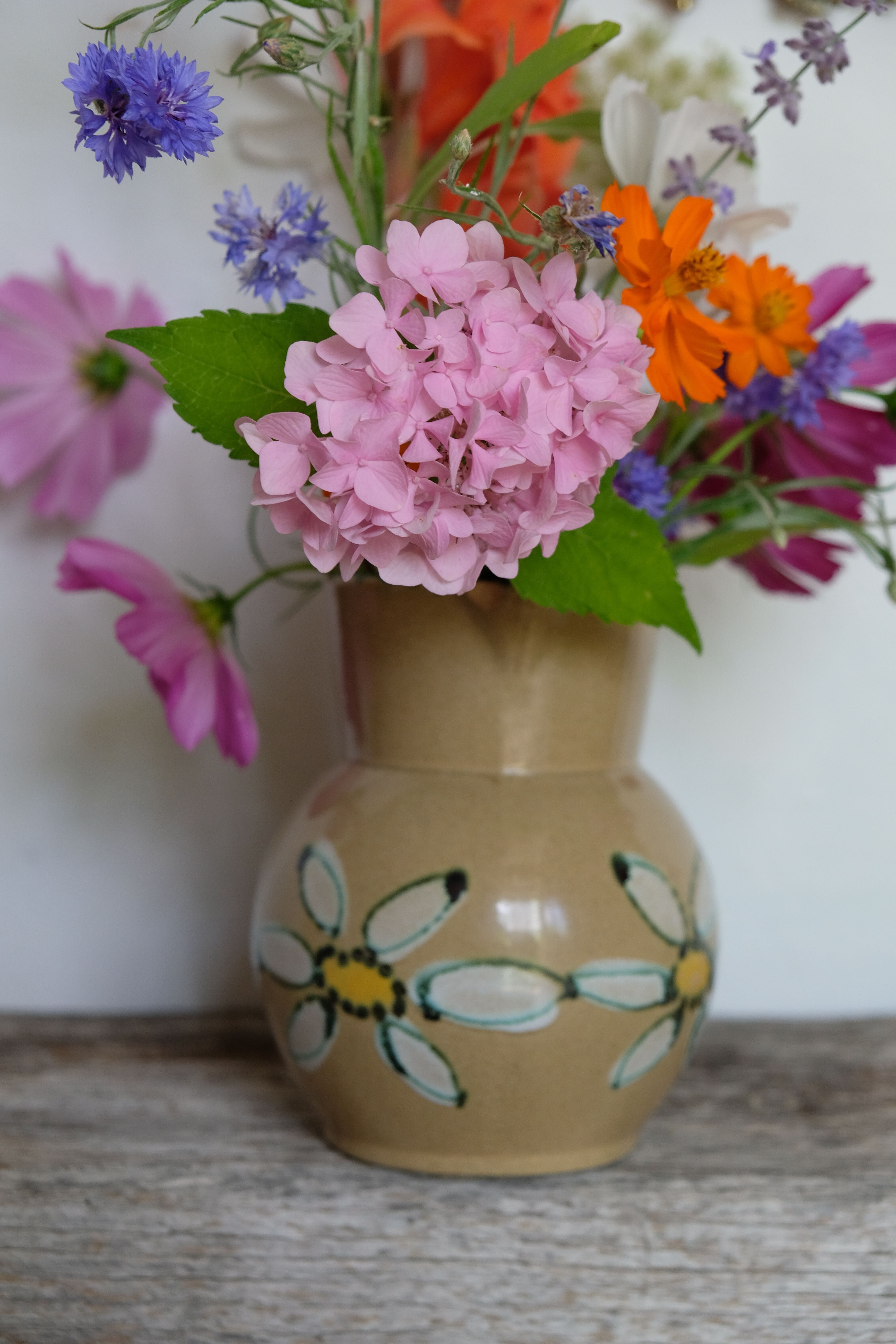 Water pitcher vase old décor daisies