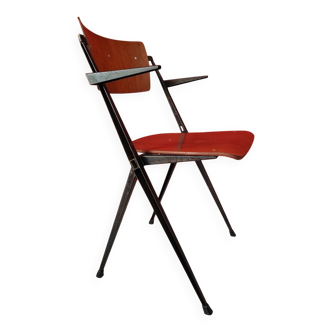 Chaise pyramide accoudoirs Wim Rietveld