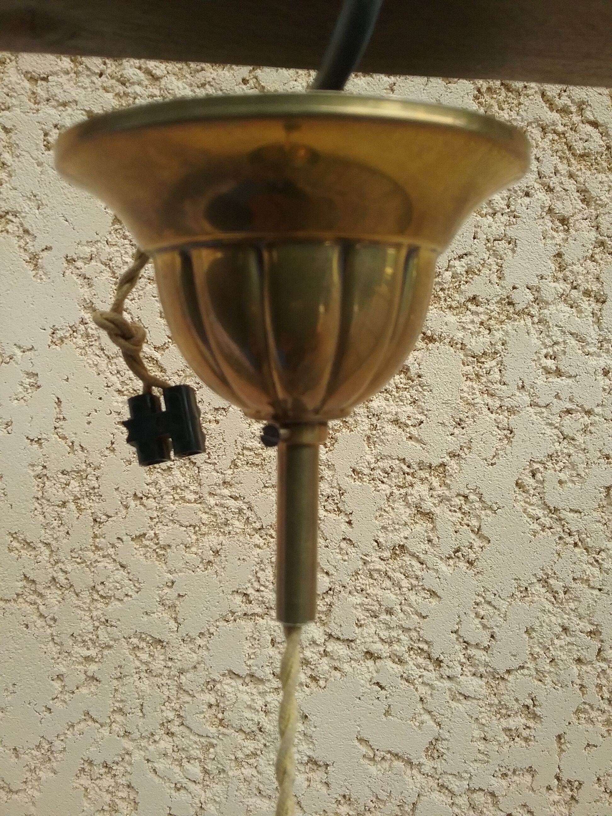 Hanging lamp goes up and down