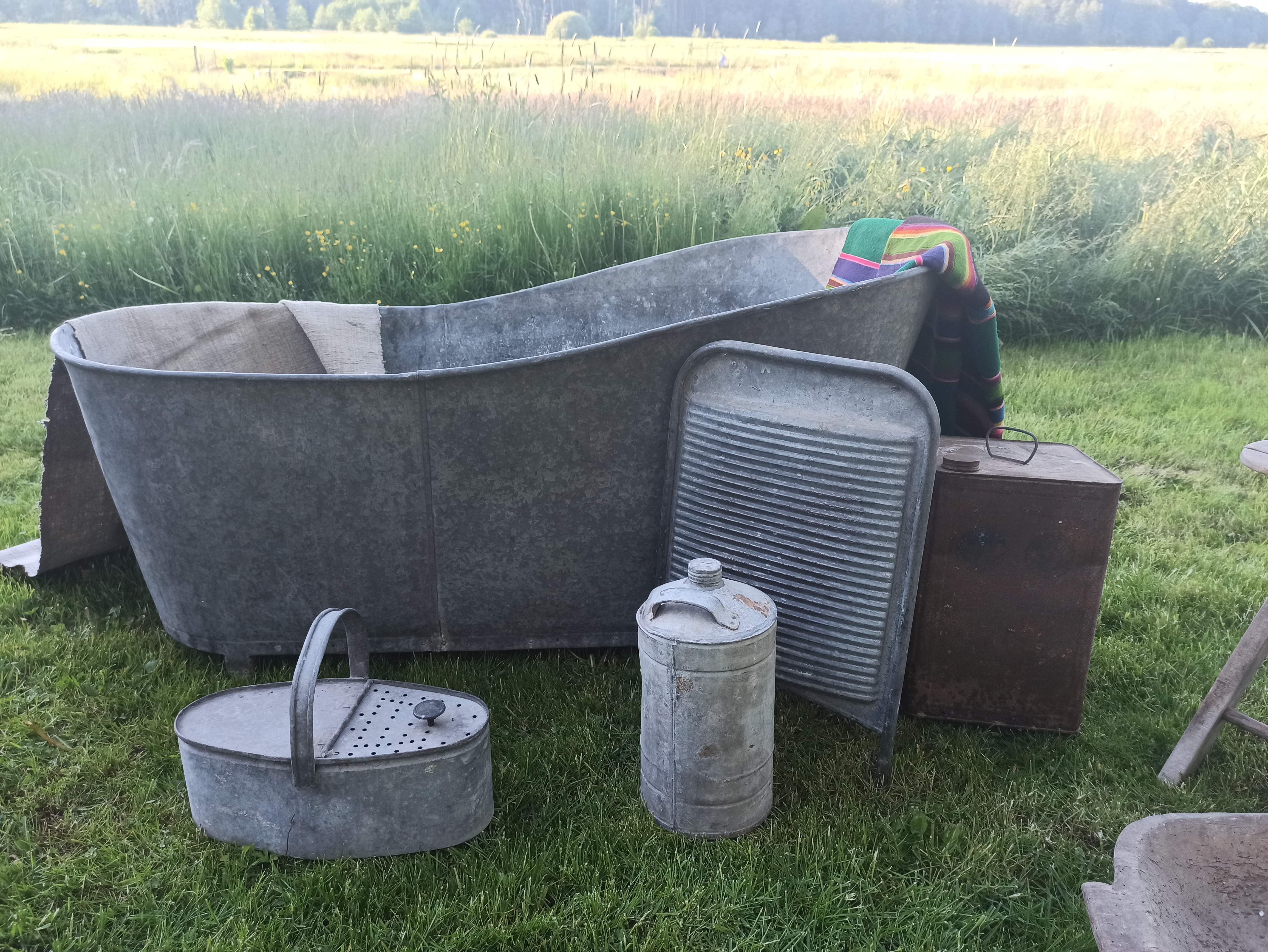 Ancienne baignoire en zinc pour le jardin.