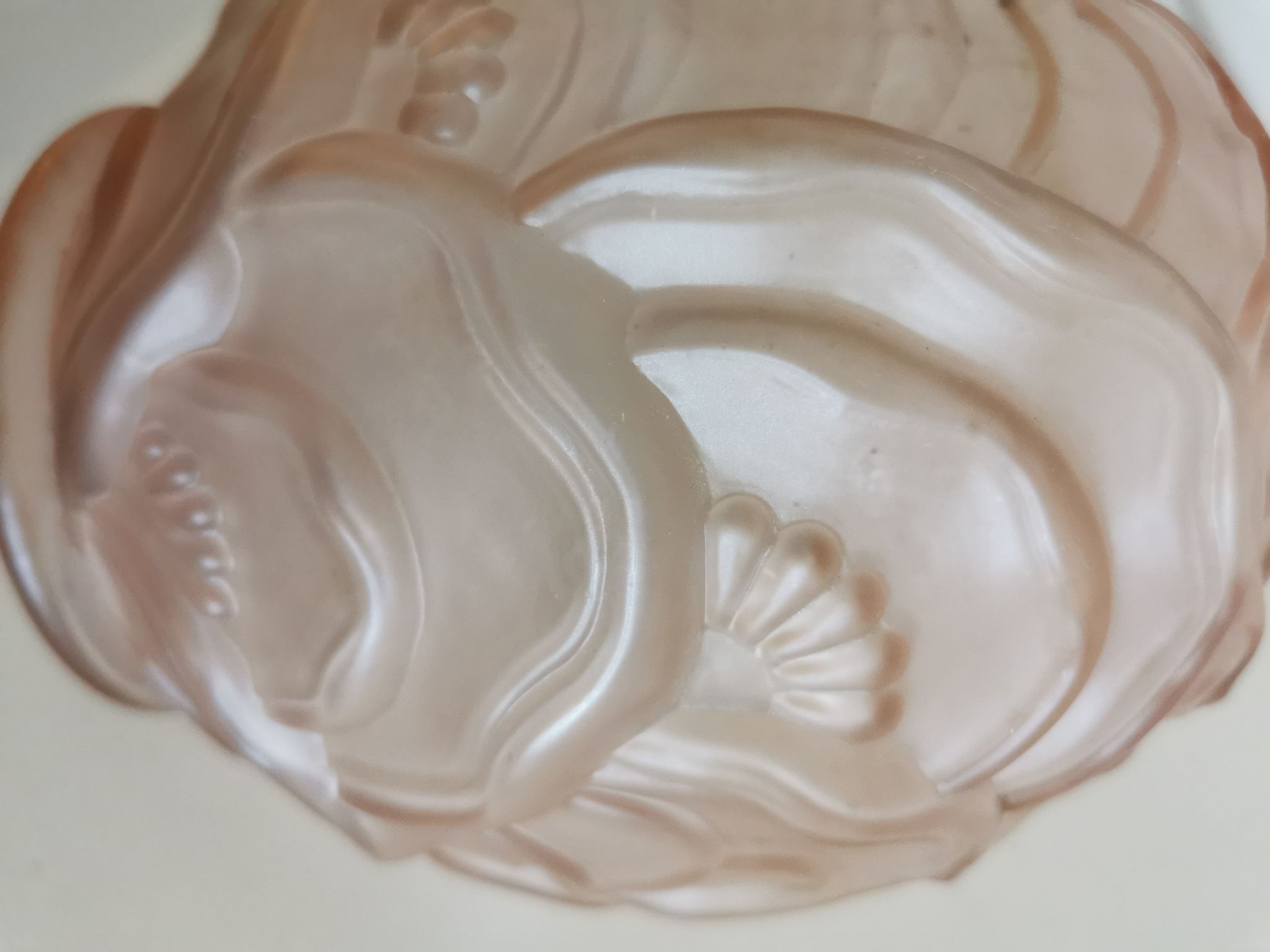 Vase boule art déco verre moulé rose